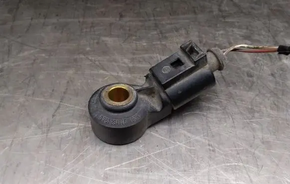 Volkswagen Golf V Detonation knock sensor 0261231146
