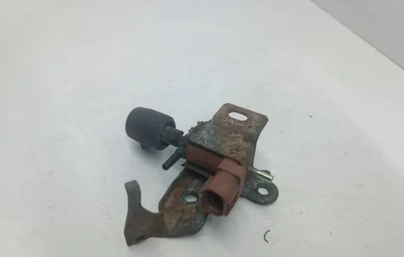 Toyota Avensis Verso Vacuum valve 