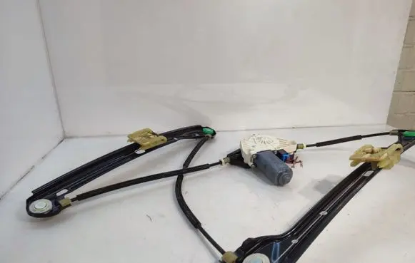 Volkswagen Golf VII Front door window regulator with motor 5G4837461H
