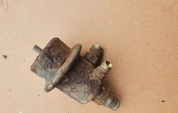 Volkswagen PASSAT B3 Fuel pressure regulator 034133534F