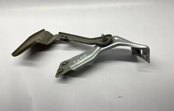 Volkswagen Jetta VI Fender mounting bracket 5C6821137