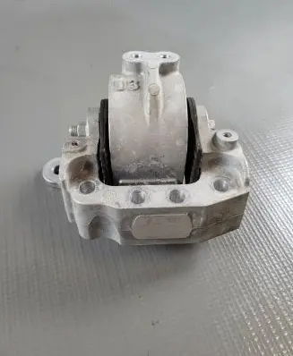 Toyota RAV 4 (XA50) Engine mount bracket