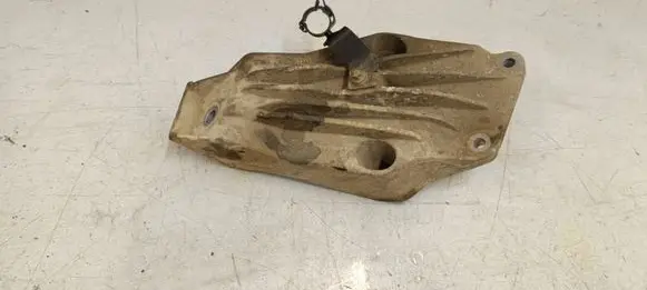 Engine mounting bracket