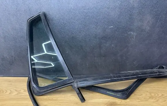 Skoda Octavia Mk2 (1Z) Rear vent window glass 43R00049