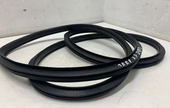 Jeep Grand Cherokee Front door rubber seal H255399173