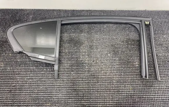 Ford Focus Rear vent window glass 43R004523 DOT211M93AS3