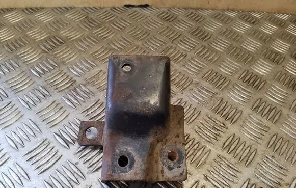 Engine mounting bracket