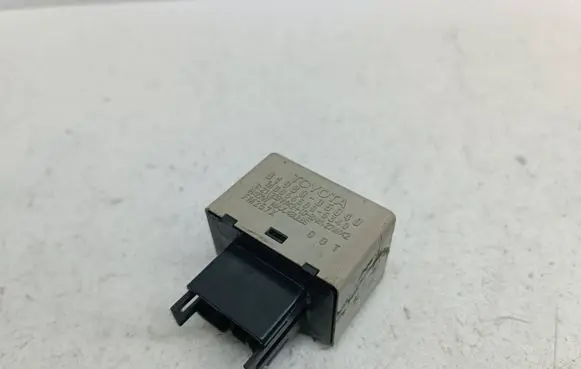 Toyota Corolla E120 E130 Hazard warning light relay 8198005040 MB0665005340