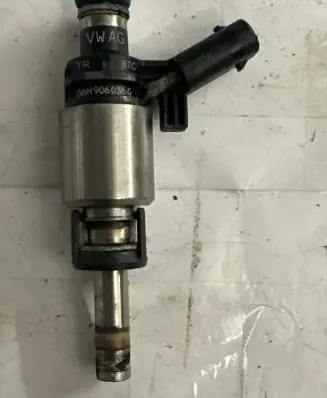 Volkswagen Scirocco Fuel injector 06H906036G