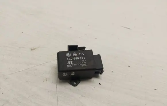 Volkswagen PASSAT B6 Seat heating relay 1Z0959772