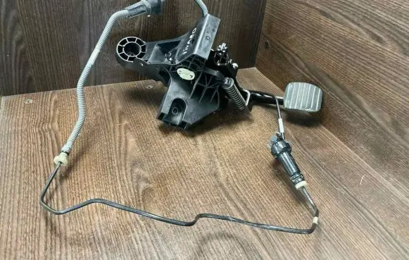 Opel Vivaro Clutch pedal 14017095 93868394