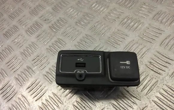 Jeep Renegade AUX in-socket connector 735604055