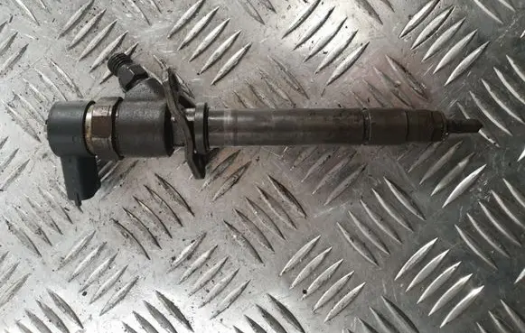 Volvo S60 Fuel injector 8658351