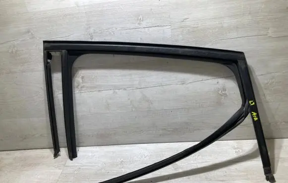 Citroen C3 Aircross Rear door windshield rail 13452288