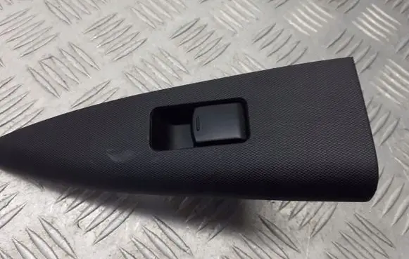 Nissan Note (E11) Electric window control switch 829609U10A