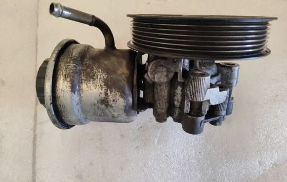 Toyota Corolla Verso AR10 Power steering pump 12180