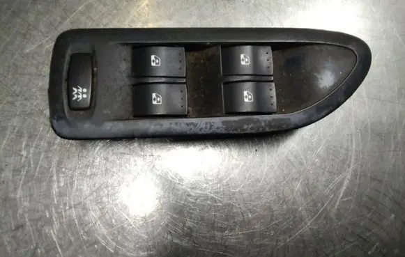 Renault Laguna II Electric window control switch 8200015085