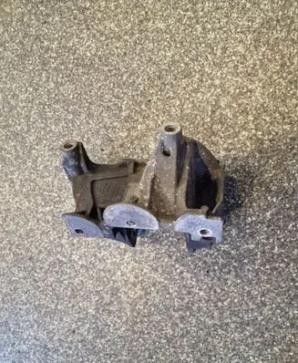 Volkswagen Transporter - Caravelle T5 Engine mounting bracket 070199343B