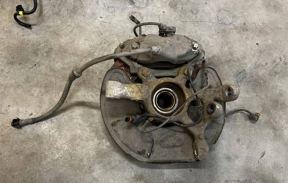 Mercedes-Benz CLS C218 AMG Front wheel hub spindle knuckle 