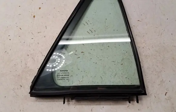 Toyota Avensis T270 Rear vent window glass 6812305100 6818805070