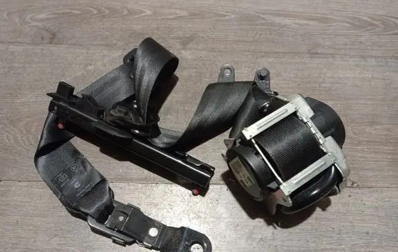 Volvo V40 Front seatbelt 619857500 31390454