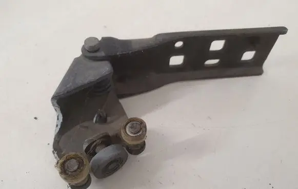 Opel Vivaro Sliding door middle roller runner 93451714 777650730R