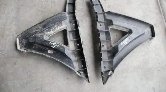 Front bumper mounting bracket