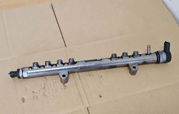 Volvo V60 Fuel main line pipe 30777759 0445215025