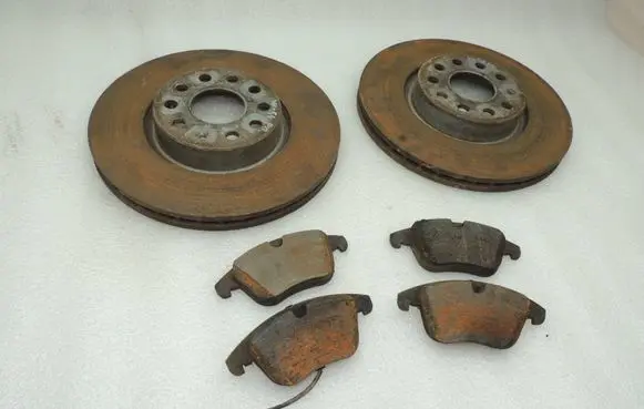 Volkswagen Tiguan Front brake disc 5Q0615301F 5N0698151