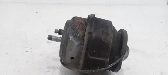 Volvo V70 Engine mount bracket