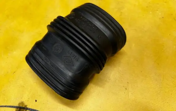 Renault Megane IV Air intake duct part 165558300R