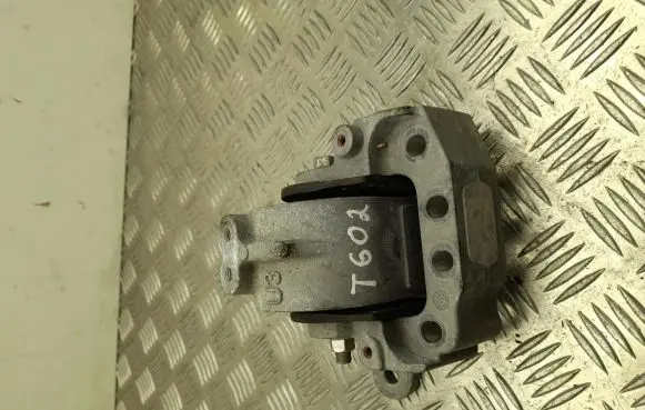 Toyota RAV 4 (XA50) Engine mount bracket