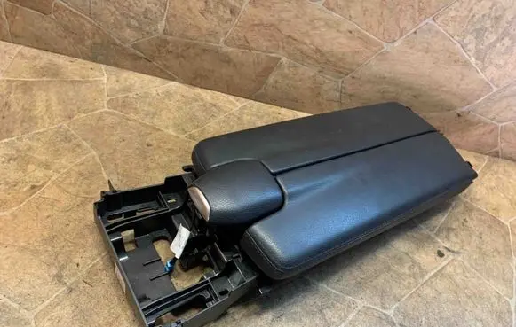 Mercedes-Benz E W212 Armrest 0005748037