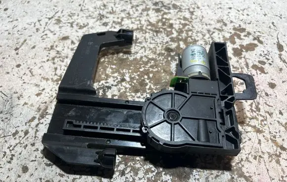Mercedes-Benz E W212 Seat adjustment motor 0009700026 904296