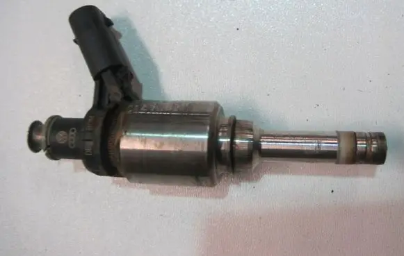 Skoda Rapid (120G, 130G, 135G) Fuel injector 06H906036F