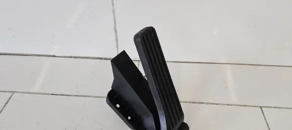 Mercedes-Benz E W212 Accelerator throttle pedal A2043000004 180613J 2028