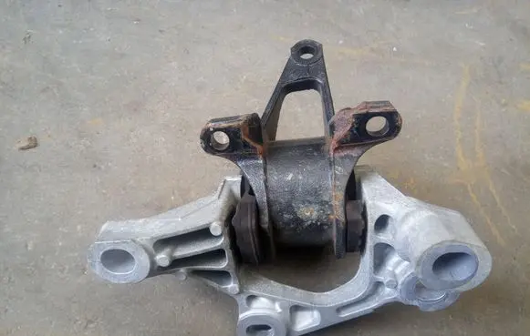Mazda CX-5 Engine mount bracket