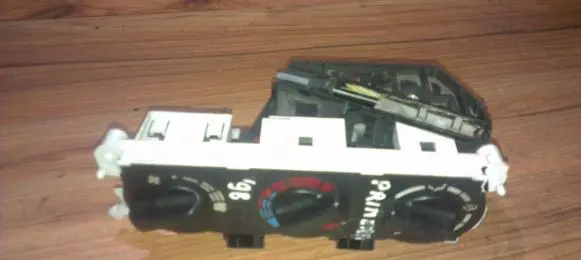 Nissan Primera Climate control unit nenusttayta