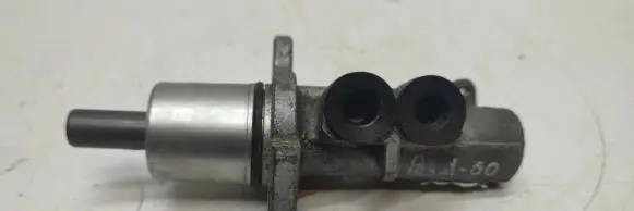 Volkswagen PASSAT B5 Master brake cylinder