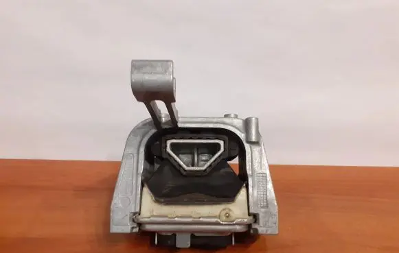 Volkswagen PASSAT B8 Engine mount bracket 782225145183 9972