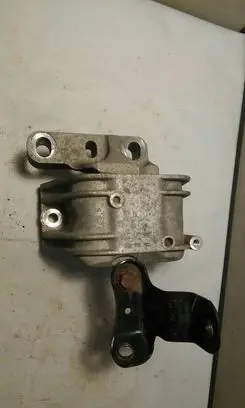 Volkswagen PASSAT B6 Engine mount bracket 1K0199262