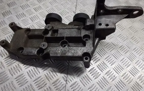 Volvo S60 Engine mounting bracket 8642196