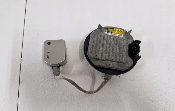 Toyota Avensis T270 LED ballast control module 85967-02010