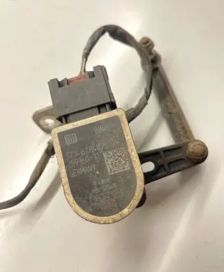 Headlight/headlamp level sensor