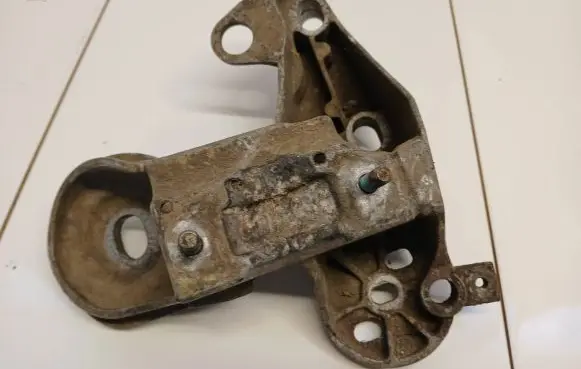 Audi A6 S6 C5 4B Engine mounting bracket 8E0199352D