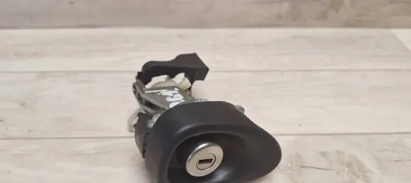 Toyota Yaris Tailgate exterior lock
