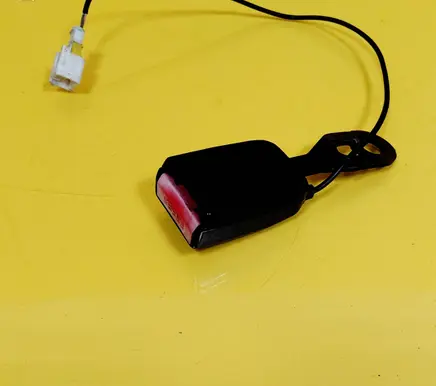 Front seatbelt buckle