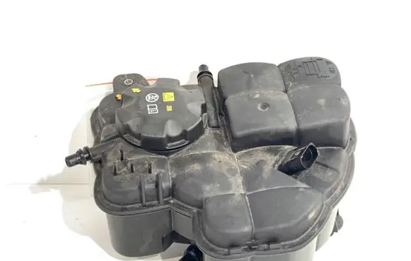 BMW 5 G30 G31 G38 Coolant expansion tank/reservoir 7889451