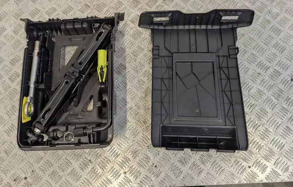 Opel Vivaro Tool set 9815683080