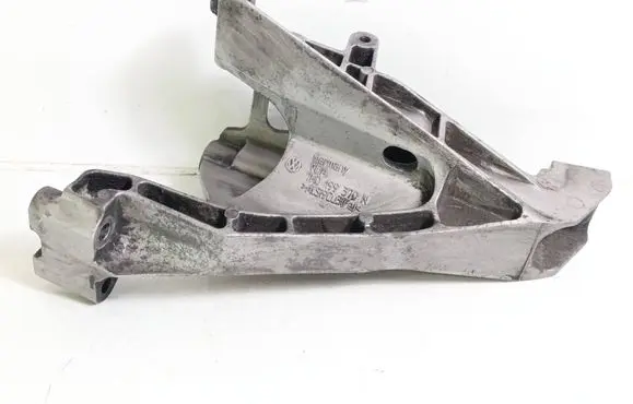 Engine mounting bracket